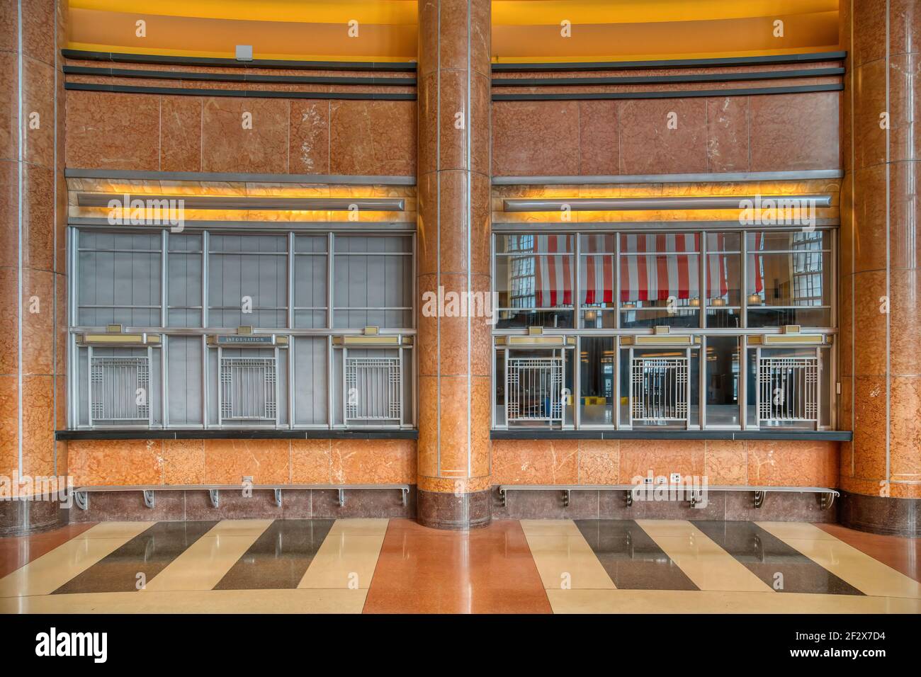 Cincinnati Union Terminal diente einst fünf Eisenbahnen; das Art déco-Wahrzeichen ist heute vor allem Museumsraum, mit Amtrak-Abfahrten nur 3 Nächte pro Woche. Stockfoto