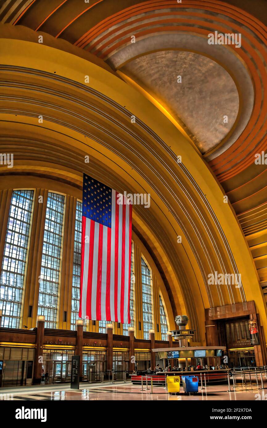 Cincinnati Union Terminal diente einst fünf Eisenbahnen; das Art déco-Wahrzeichen ist heute vor allem Museumsraum, mit Amtrak-Abfahrten nur 3 Nächte pro Woche. Stockfoto