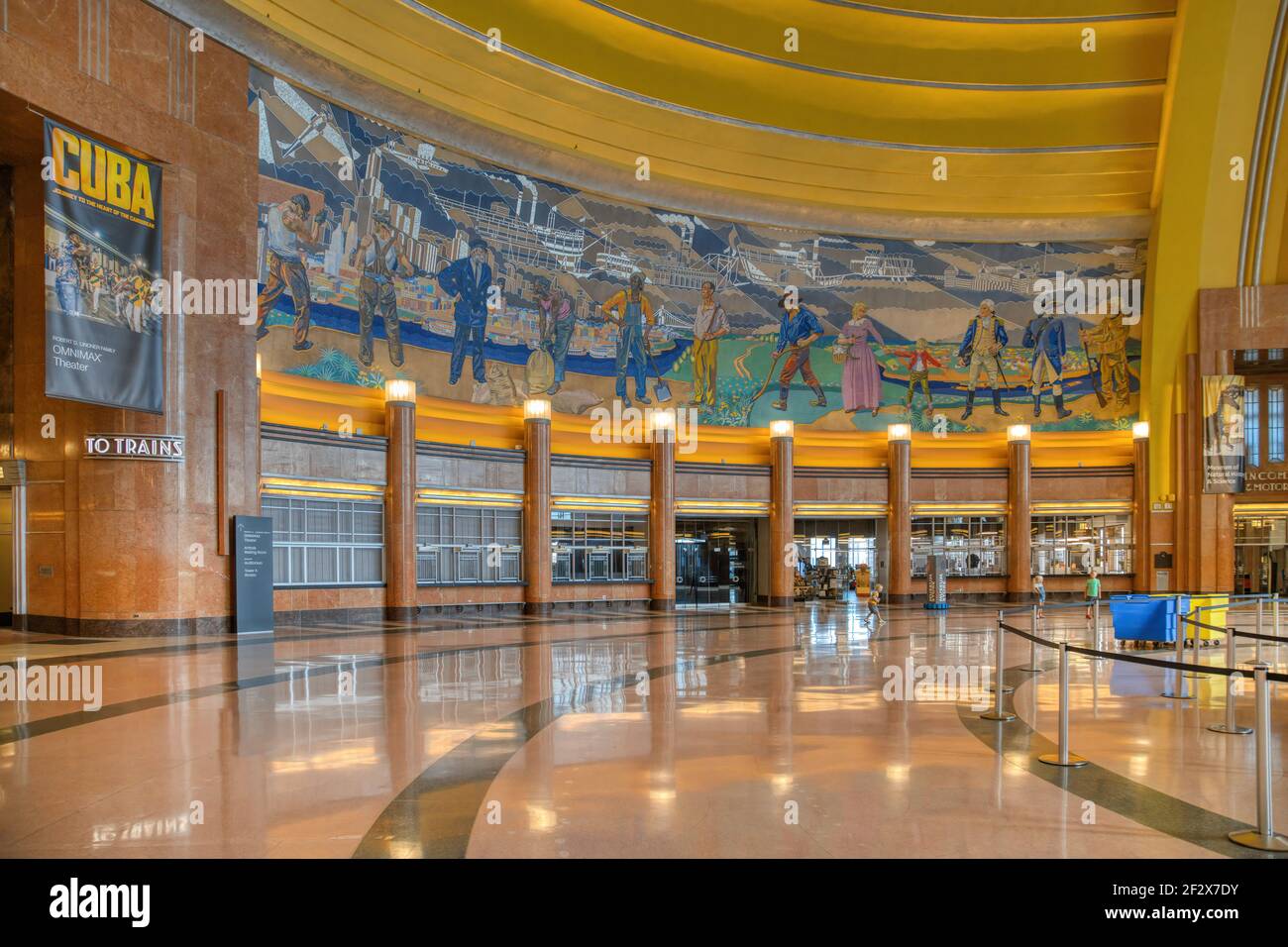 Cincinnati Union Terminal diente einst fünf Eisenbahnen; das Art déco-Wahrzeichen ist heute vor allem Museumsraum, mit Amtrak-Abfahrten nur 3 Nächte pro Woche. Stockfoto