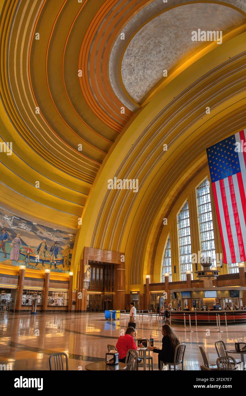 Cincinnati Union Terminal diente einst fünf Eisenbahnen; das Art déco-Wahrzeichen ist heute vor allem Museumsraum, mit Amtrak-Abfahrten nur 3 Nächte pro Woche. Stockfoto