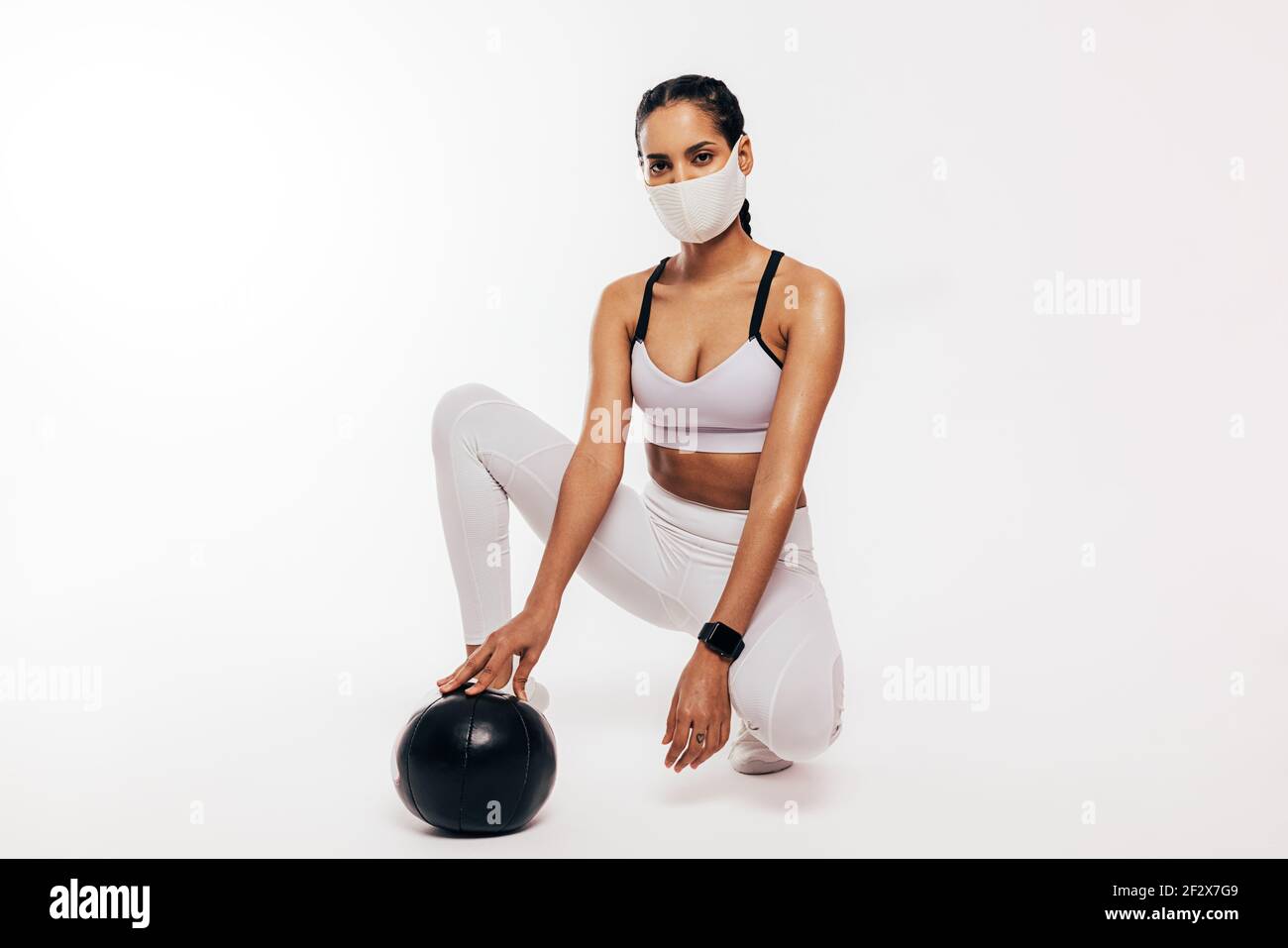 Fitness Frau in Gesichtsmaske entspannend nach dem Training Stockfoto