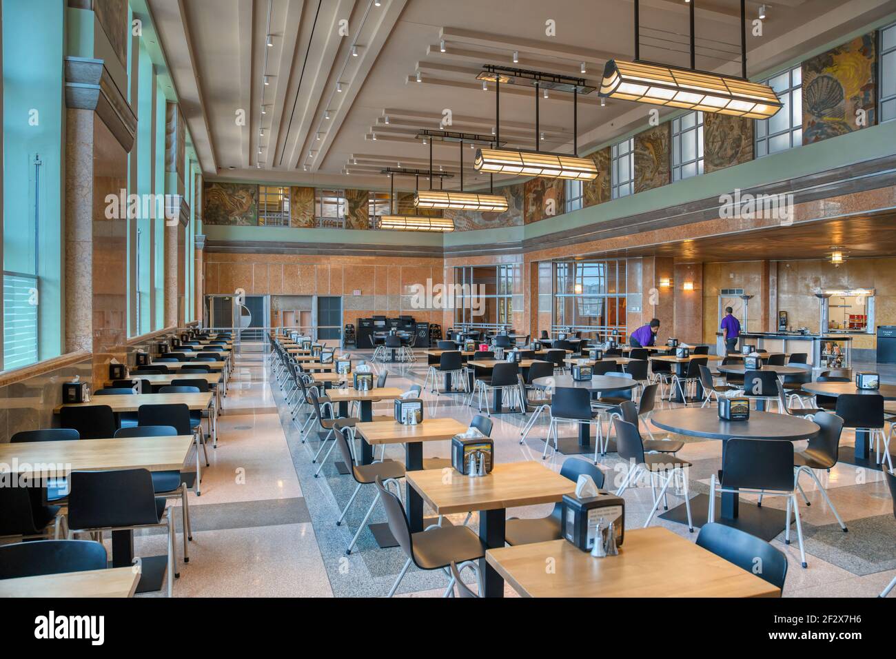 Cincinnati Union Terminal diente einst fünf Eisenbahnen; das Art déco-Wahrzeichen ist heute vor allem Museumsraum, mit Amtrak-Abfahrten nur 3 Nächte pro Woche. Stockfoto