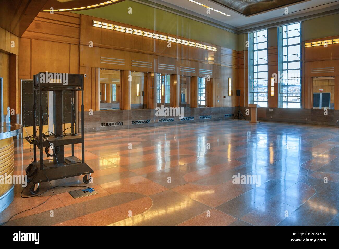 Cincinnati Union Terminal diente einst fünf Eisenbahnen; das Art déco-Wahrzeichen ist heute vor allem Museumsraum, mit Amtrak-Abfahrten nur 3 Nächte pro Woche. Stockfoto