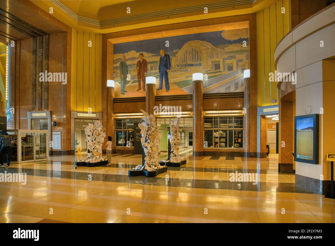 Cincinnati Union Terminal diente einst fünf Eisenbahnen; das Art déco-Wahrzeichen ist heute vor allem Museumsraum, mit Amtrak-Abfahrten nur 3 Nächte pro Woche. Stockfoto