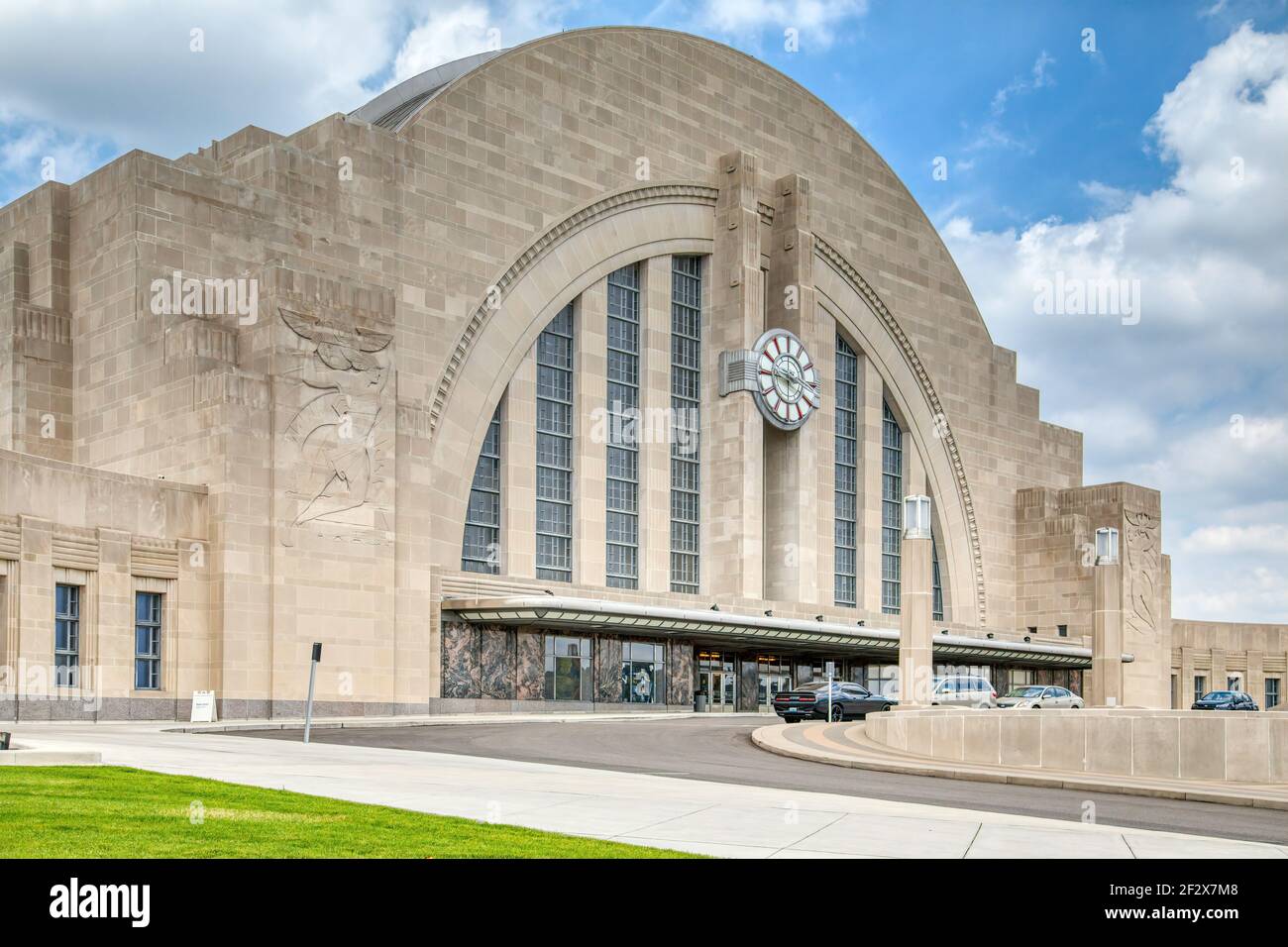 Cincinnati Union Terminal diente einst fünf Eisenbahnen; das Art déco-Wahrzeichen ist heute vor allem Museumsraum, mit Amtrak-Abfahrten nur 3 Nächte pro Woche. Stockfoto