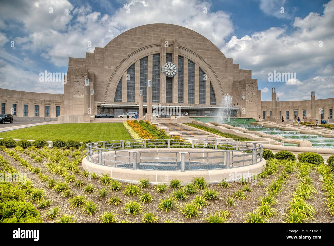 Cincinnati Union Terminal diente einst fünf Eisenbahnen; das Art déco-Wahrzeichen ist heute vor allem Museumsraum, mit Amtrak-Abfahrten nur 3 Nächte pro Woche. Stockfoto