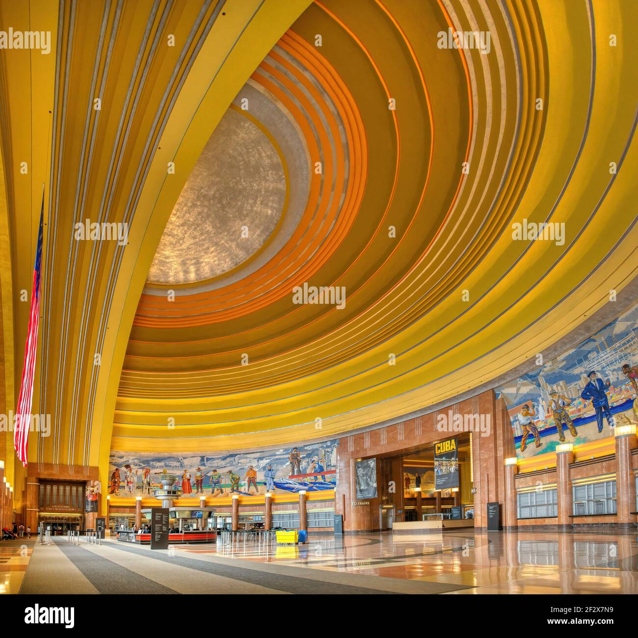 Cincinnati Union Terminal diente einst fünf Eisenbahnen; das Art déco-Wahrzeichen ist heute vor allem Museumsraum, mit Amtrak-Abfahrten nur 3 Nächte pro Woche. Stockfoto