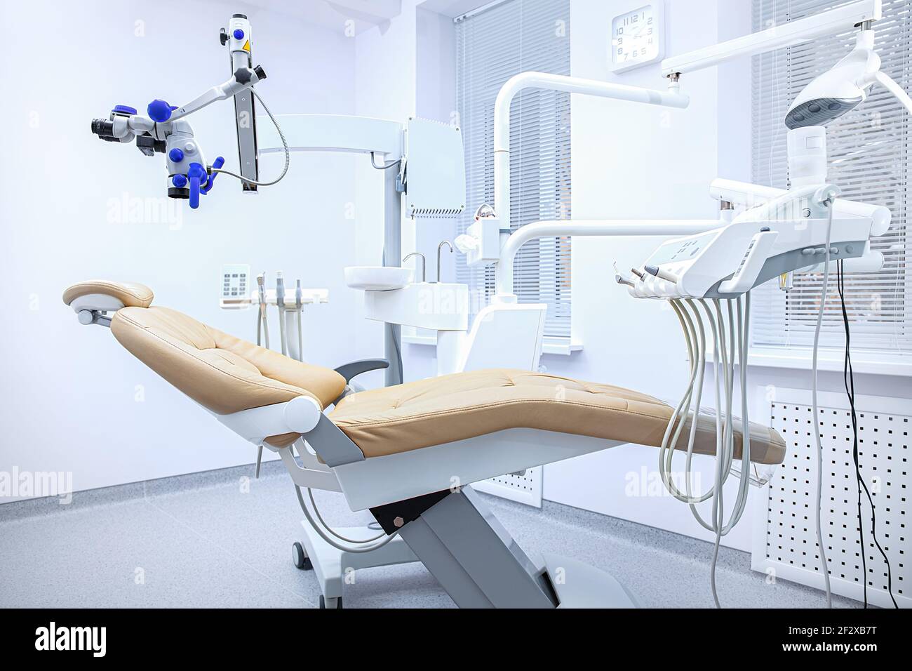 Spezielle Ausrüstung für einen Zahnarzt, Zahnarztpraxis. Medizinischer Zahnstuhl für die Behandlung von oralen Problemen. Stockfoto