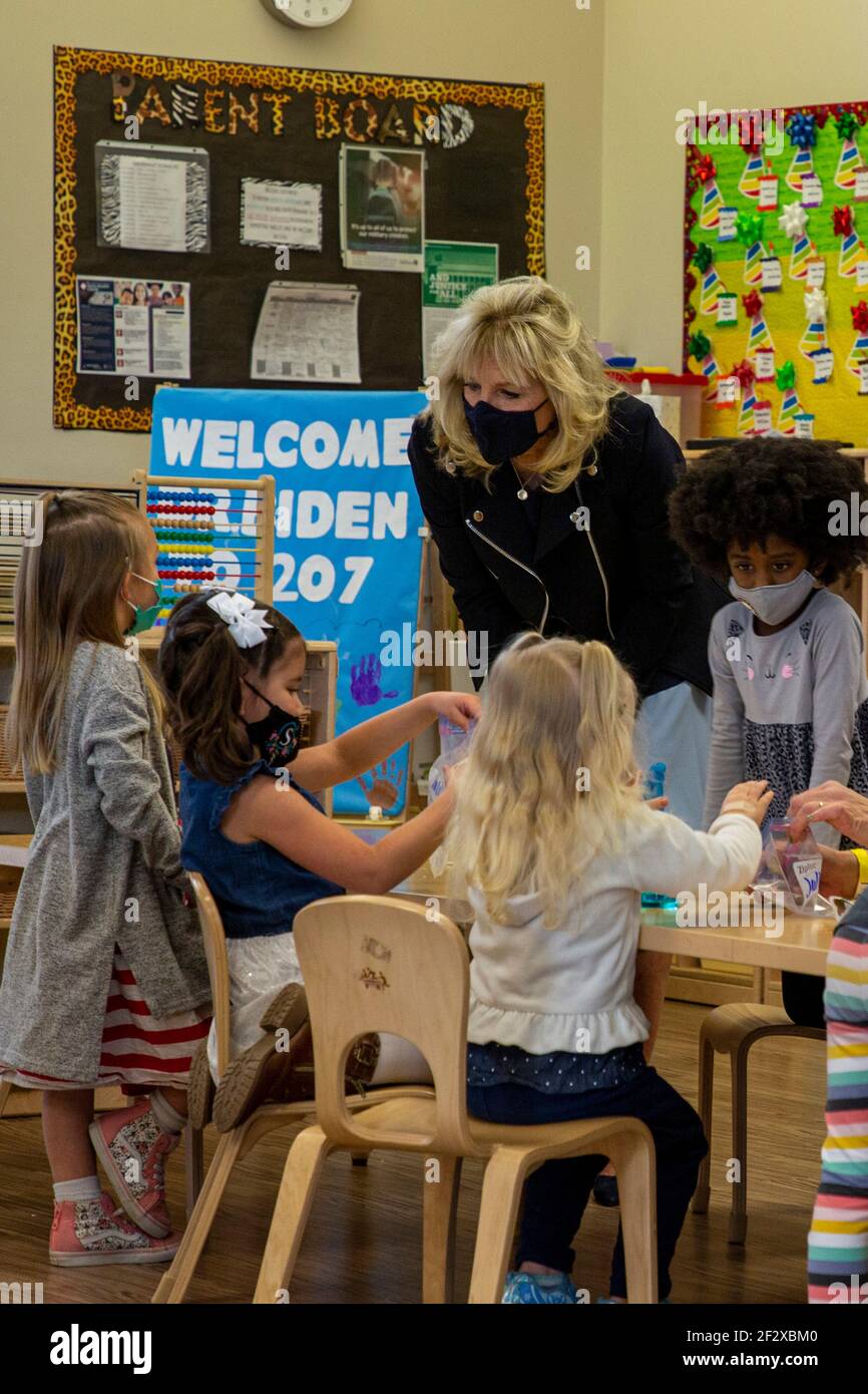 US First Lady Dr. Jill Biden spricht mit Schulkindern während ihres Besuches im Stepping Stones Child Development Center auf Marine Corps Air Ground Combat Center 10. März 2021 in Twentynine Palms, Kalifornien. Die First Lady besuchte die Basis, um Unterstützung für Militärmitglieder und ihre Familien zu zeigen und über die Joint Forces Initiative zu sprechen. Stockfoto