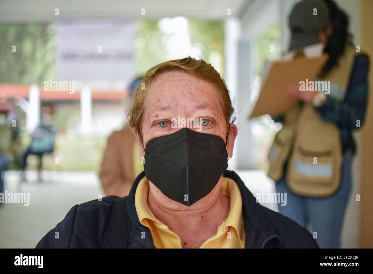 Xalapa, Mexiko. 13. März 2021: Tausende von älteren Erwachsenen erhielten den Impfstoff COVID-19 in der Stadt Xalapa. Von früh an machten sie Linien und für ihre Anwendung wurden sie desinfiziert und machten Übungen zur Körperaktivierung. Quelle: Hector Adolfo Quintanar Perez/ZUMA Wire/Alamy Live News Stockfoto