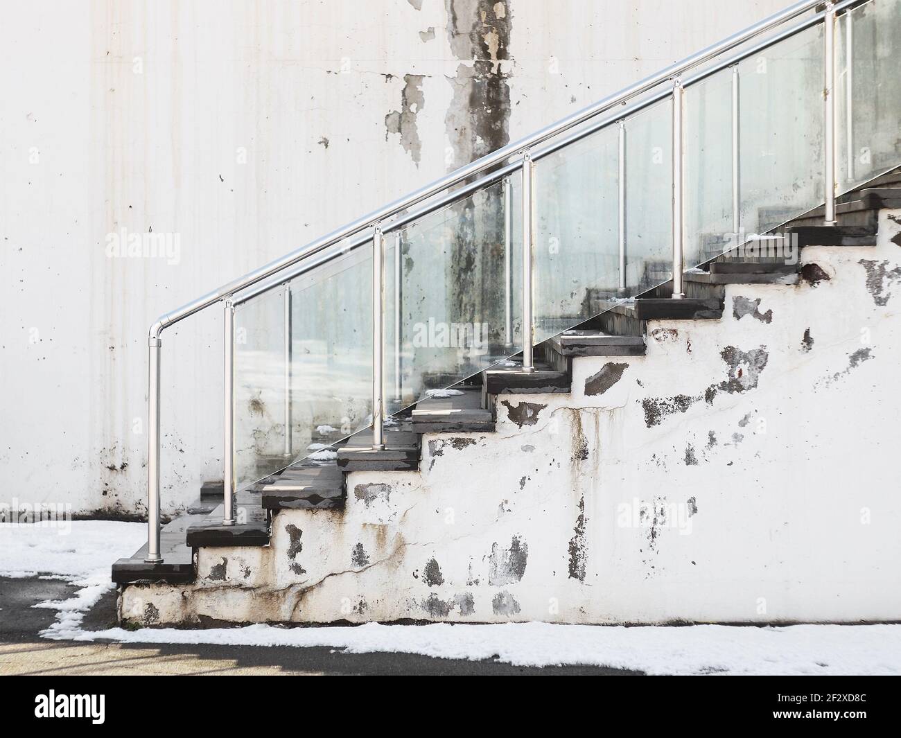 Eine Treppe, die nach oben führt, mit etwas Schnee auf dem Masse Stockfoto