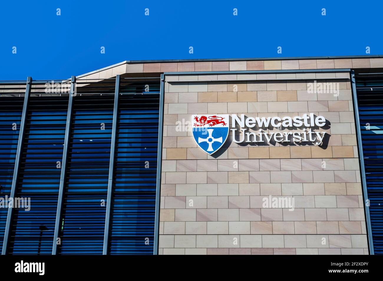 Das Wappen der Newcastle University an der Fassade eines ihrer modernen Gebäude (Newcastle upon Tyne, Großbritannien) Stockfoto