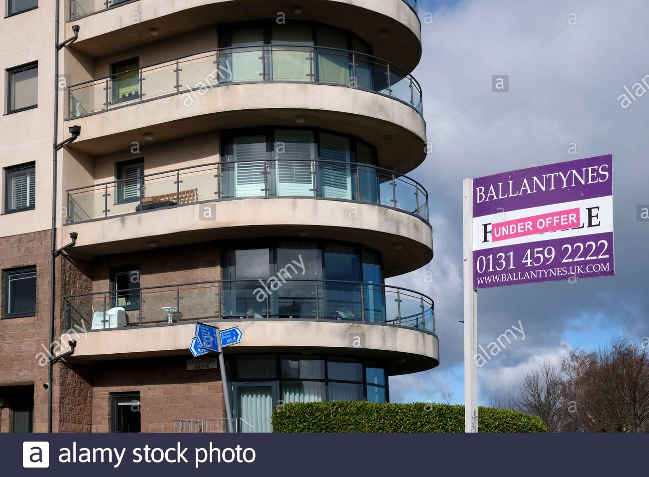 Moderne Wohnimmobilie zum Verkauf unter Angebot in Kingsburgh Crescent, Waterfront Avenue, Granton Edinburgh, Schottland Stockfoto