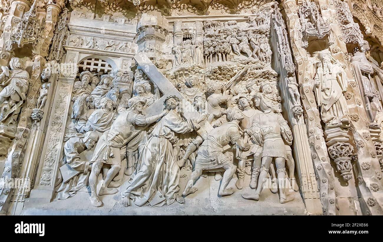 Das Relief und die Steinskulptur der biblischen Szene Jesus Christus Auf dem Weg zum Kalvarienberg in der Kathedrale von Burgos Stockfoto