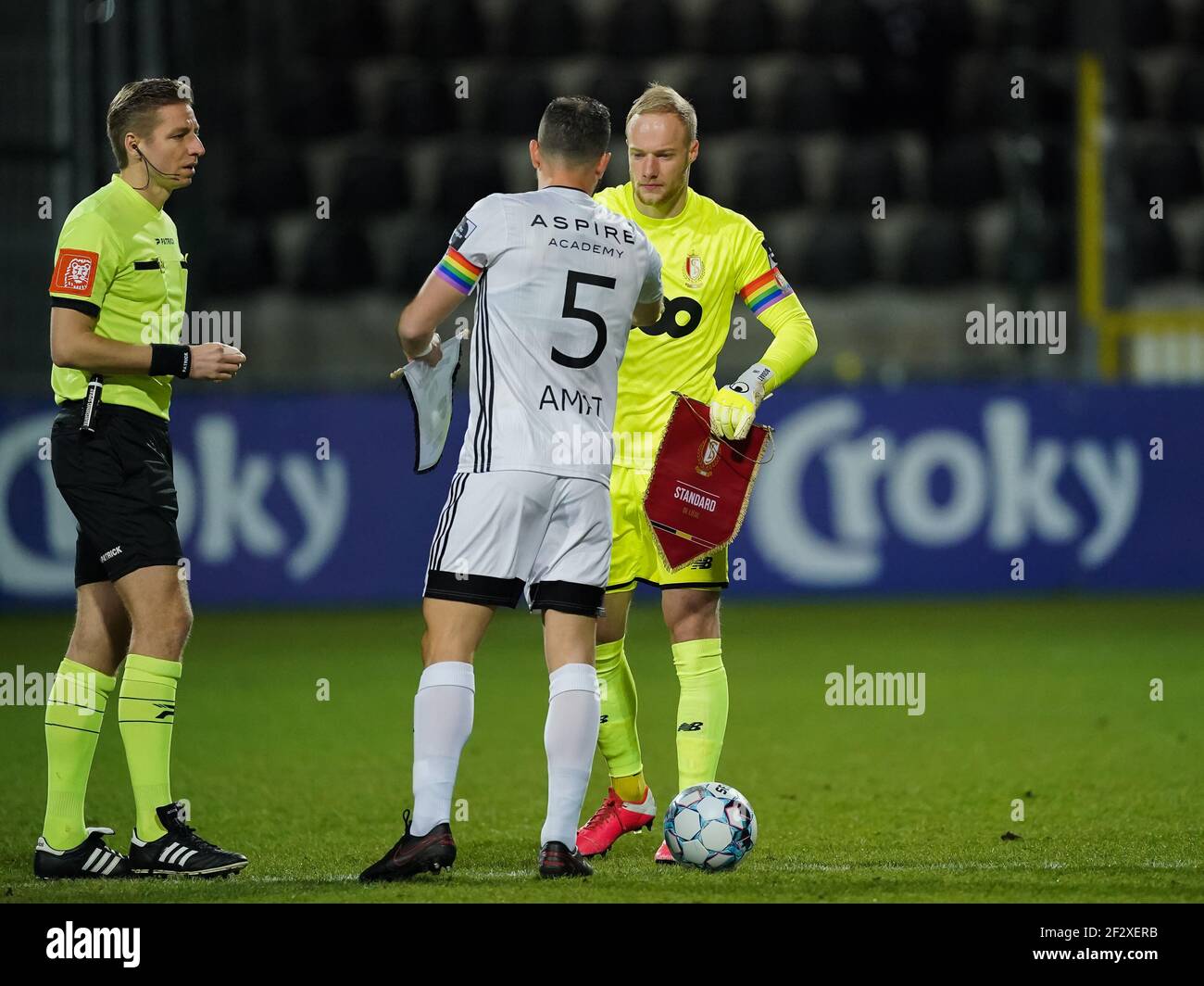 EUPEN, BELGIEN - 13. MÄRZ: Jordi Amat von KAS Eupen und Torwart Arnaud Bohart von Standard de Liege beim Belgium Croky Cup Spiel zwischen KAS E Stockfoto