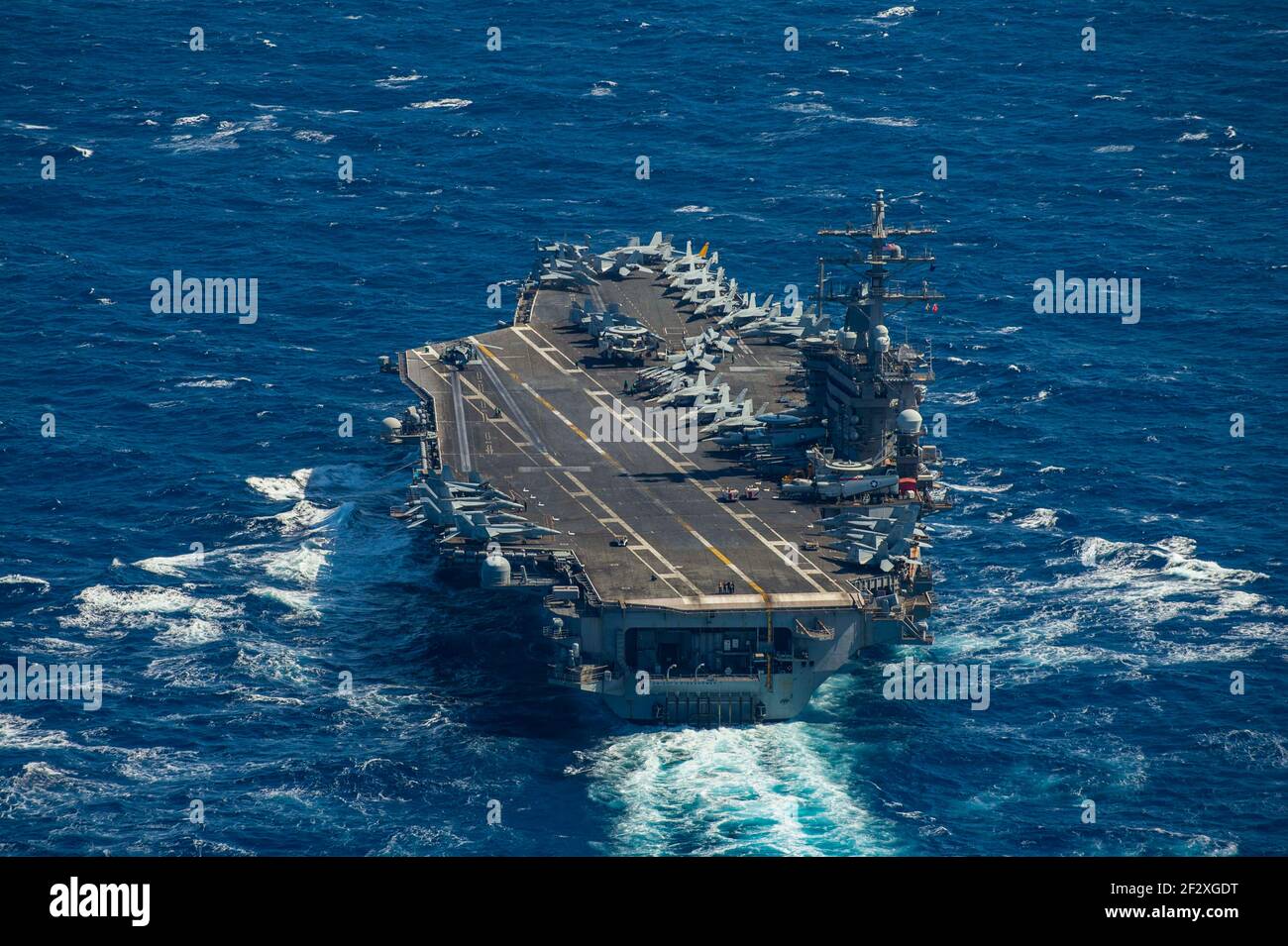 Die US Navy Nimitz-Klasse Flugzeugträger USS Dwight D. Eisenhower  durchreist das Mittelmeer auf einem routinemäßigen Einsatz in der US 6th  Flottenbereich Einsatzgebiet 11. März 2021 im Mittelmeer Stockfotografie -  Alamy