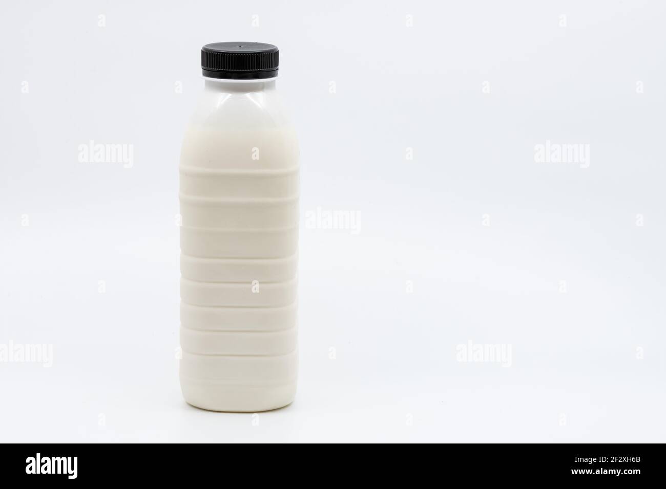 Flasche Milch mit schwarzer Kappe isoliert auf weißem Hintergrund Stockfoto