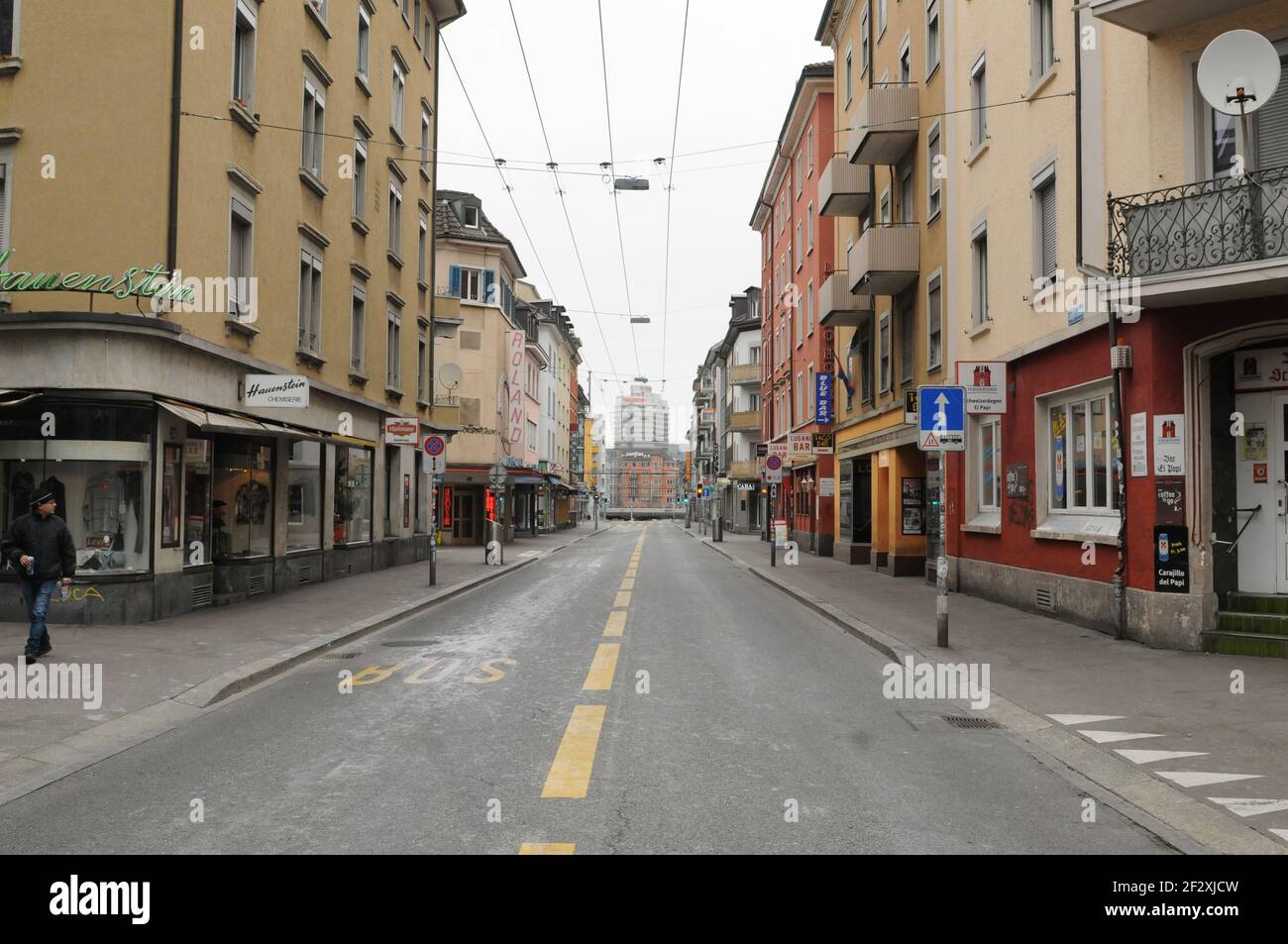 Zürich/Schweiz: Die Langstrasse ist wegen der CoVid19-Virensperre leer und alle Bars, Restaurants, Kinos und Geschäfte sind bis Mai geschlossen Stockfoto