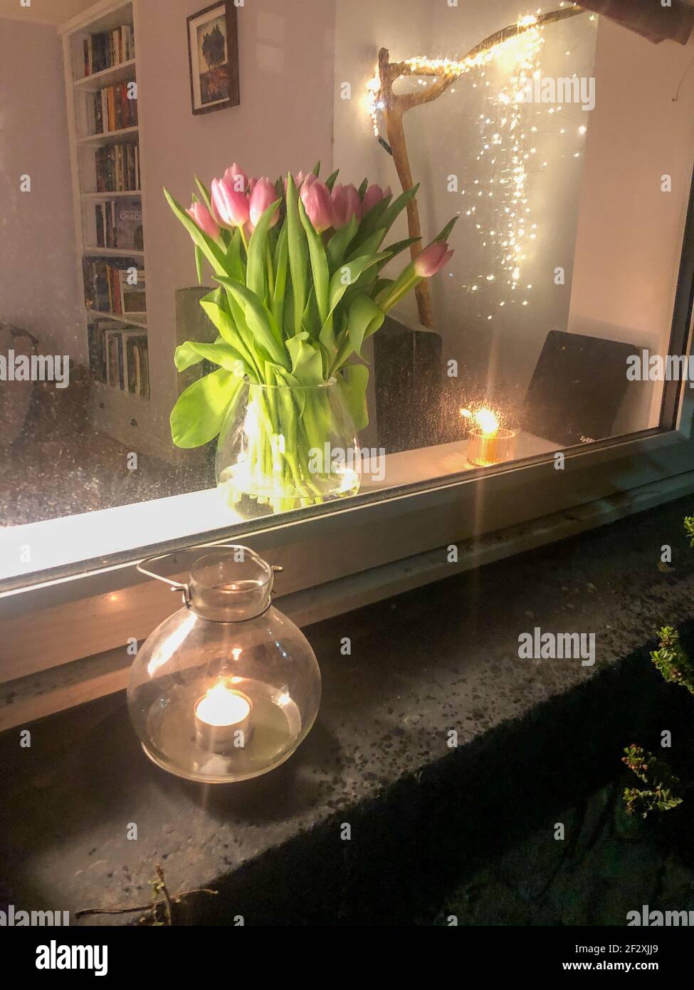 Kerzen auf der Fensterbank in Sheffield in Vigil in Erinnerung an Sarah Everard Stockfoto