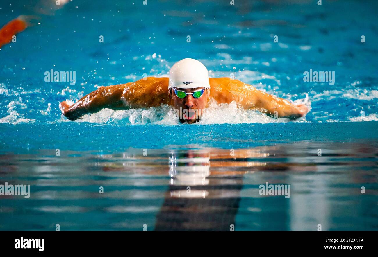 Olympiasieger Michael Phelps schwimmt in einem Rennen den Schmetterling. Stockfoto