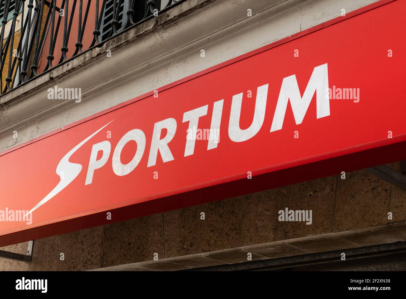 Schild mit Sportium-Logo. Sportwetten spanische Firma Stockfoto