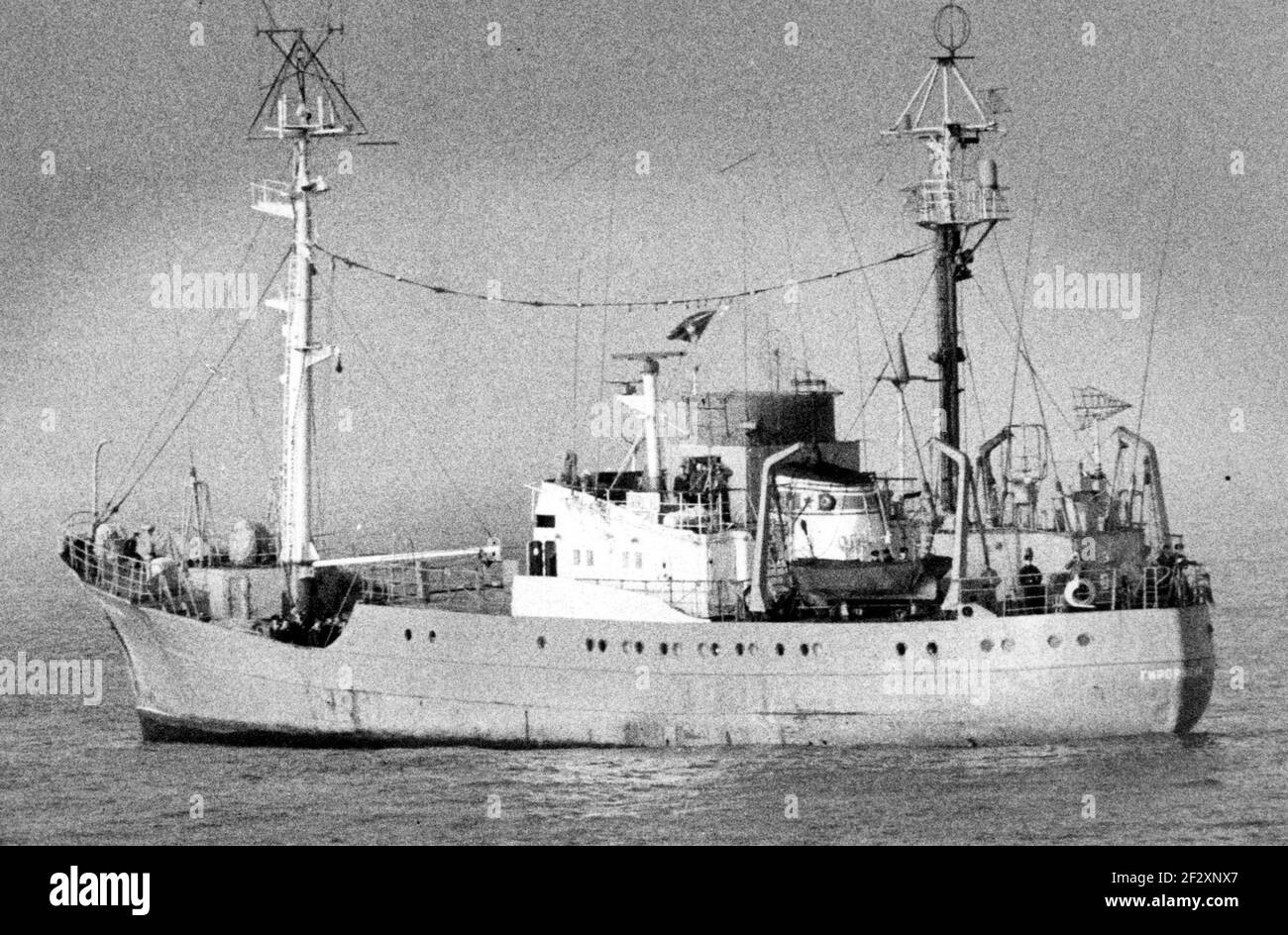 DAS RUSSISCHE HILFSSCHIFF (SPIONAGESCHIFF), DAS IM SOLENT VOR PORTSMOUTH INFORMATIONEN SAMMELT. IN DER NÄHE BEFINDEN SICH HMS ZULU UND AMERIKANISCHE SCHIFFE VOR DEM HAFEN VON PORTSMOUTH. PIC MIKE WALKER, 1984 Stockfoto