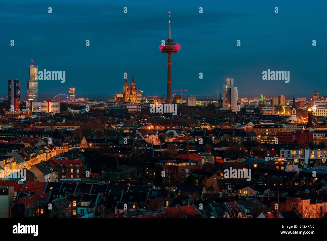 Kölner Stadtbild bei Nacht, Deutschland. Blick auf den Kölner Dom und den Colonius Fernsehturm. Stockfoto