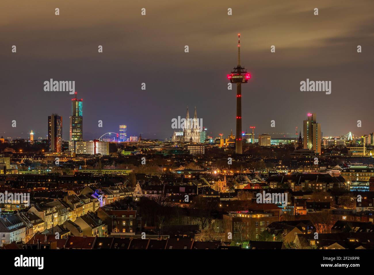 Kölner Stadtbild bei Nacht, Deutschland. Blick auf den Kölner Dom und den Colonius Fernsehturm. Stockfoto