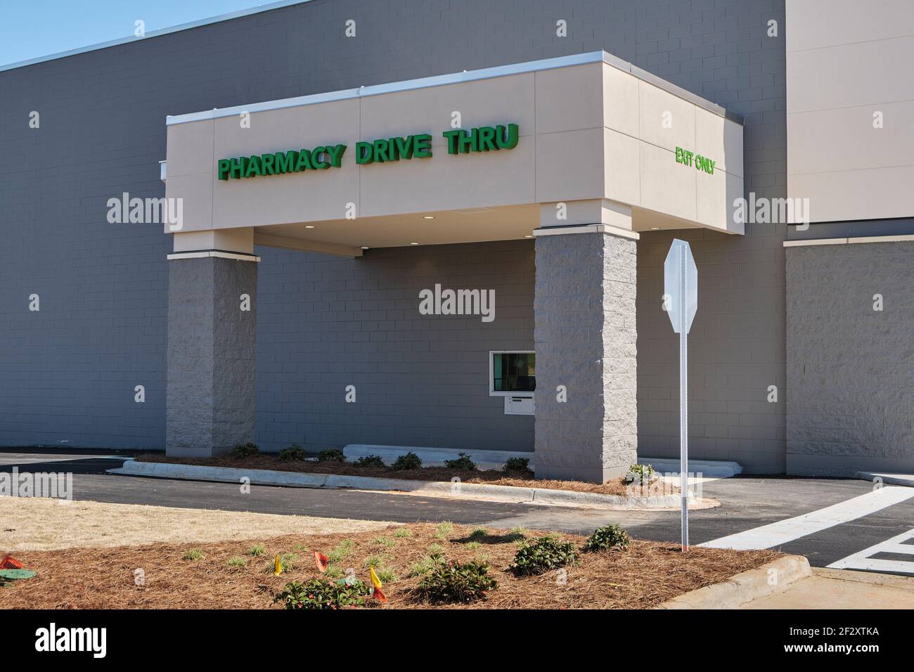 Pharmacy drive through or drive up window at a supermarket in Pike Road Alabama, USA. Stockfoto