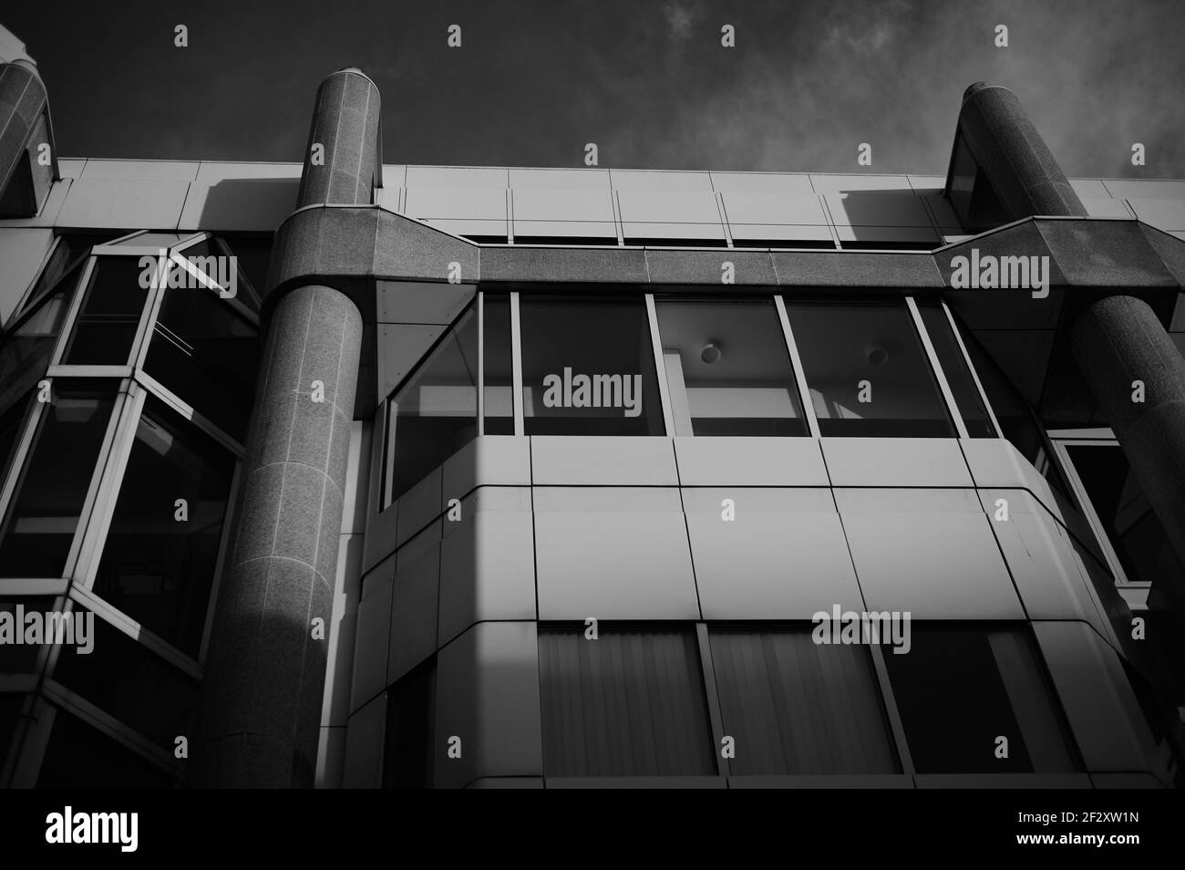 Schwarz-weiß monochrome Außenfassade des Bürogebäudes von 1980s mit Abgestufter hoher Kontrast Stockfoto