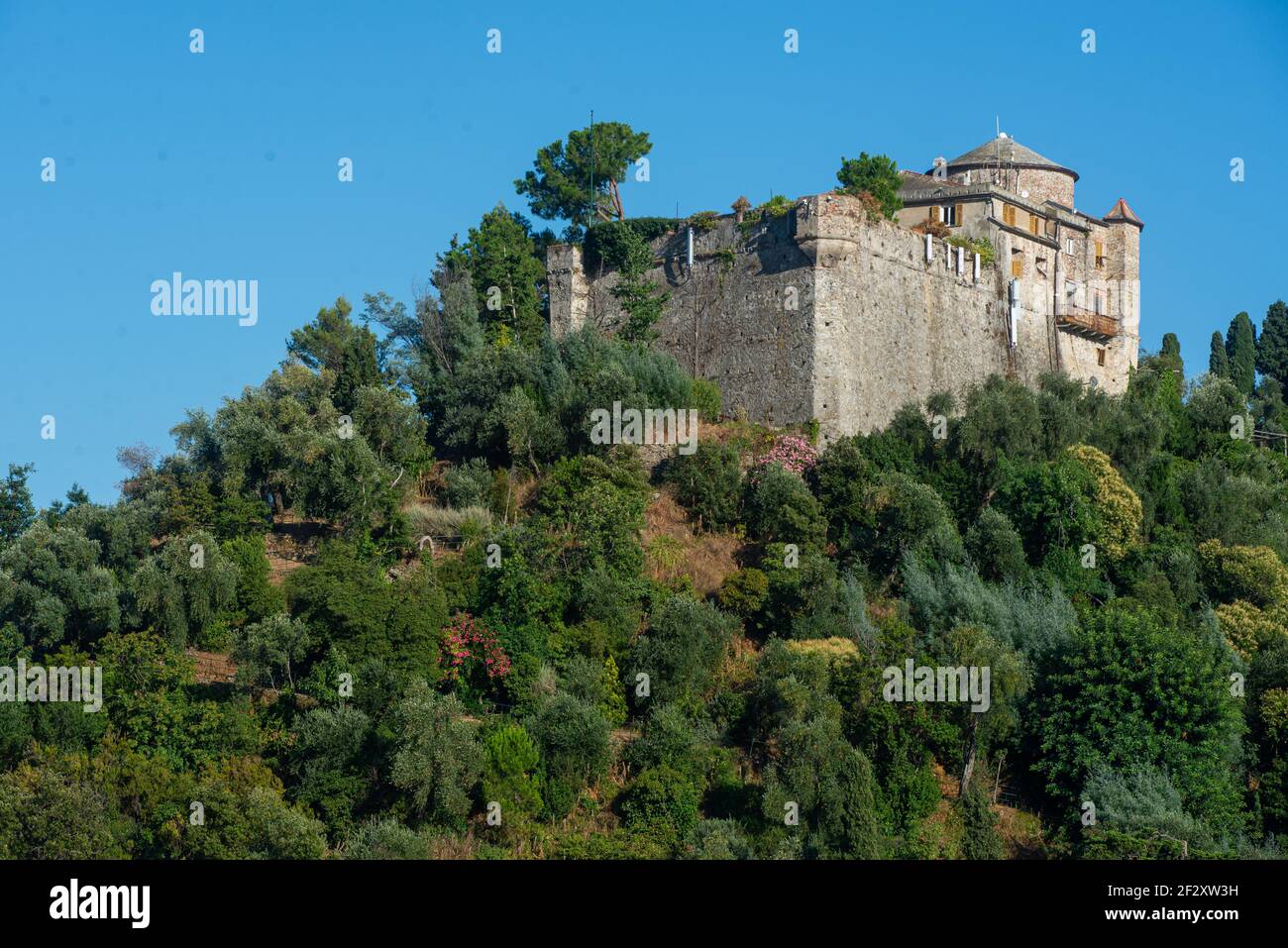 Das Braune Schloss von Portofino ist auf der Spitze gebaut Ein Hügel vor der Stadt Stockfoto