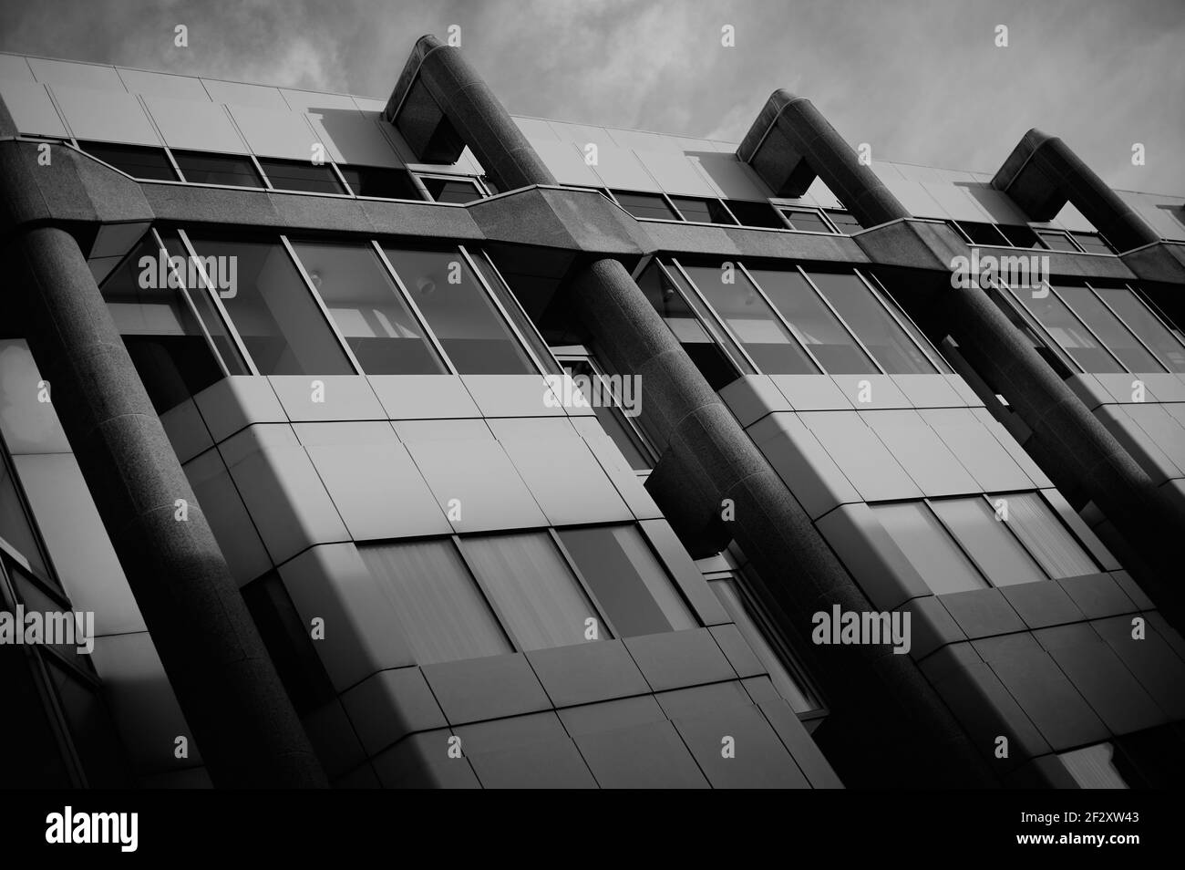 Schwarz-weiß monochrome Außenfassade des Bürogebäudes von 1980s mit Abgestufter hoher Kontrast Stockfoto