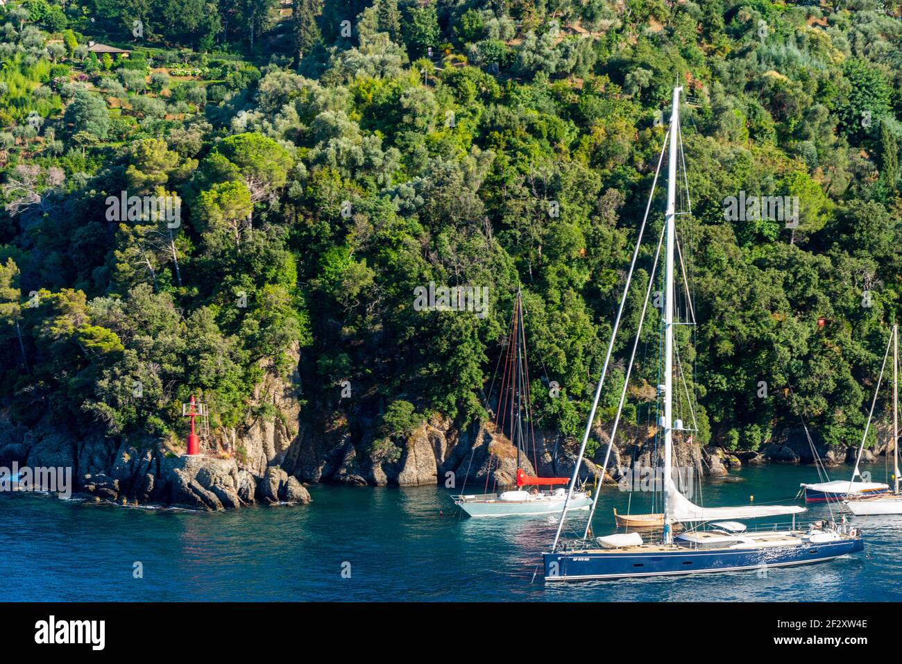 Große Luxusyachten im ligurischen Meer am Eingang der Bucht von Portofino. Portofino ist ein High-End-Ziel und Millionäre fahren hier aus ganz Europa Stockfoto