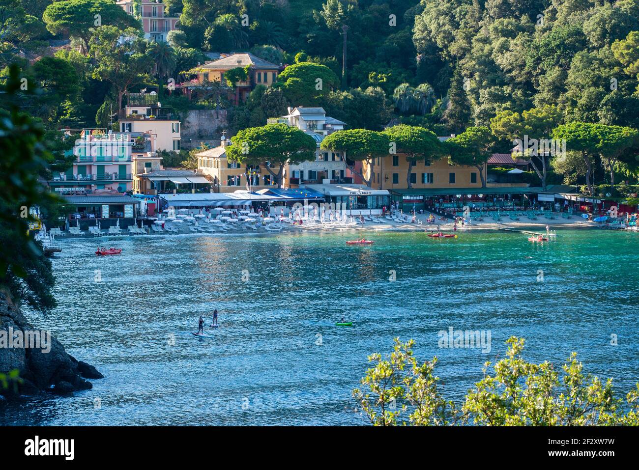 Paraggi Bucht ist eine berühmte kleine Bucht mit kristallklarem Wasser in der Nähe von Portofino, im östlichen Teil von Ligurien, Italien. Der ausgestattete Strand ist teuer Stockfoto