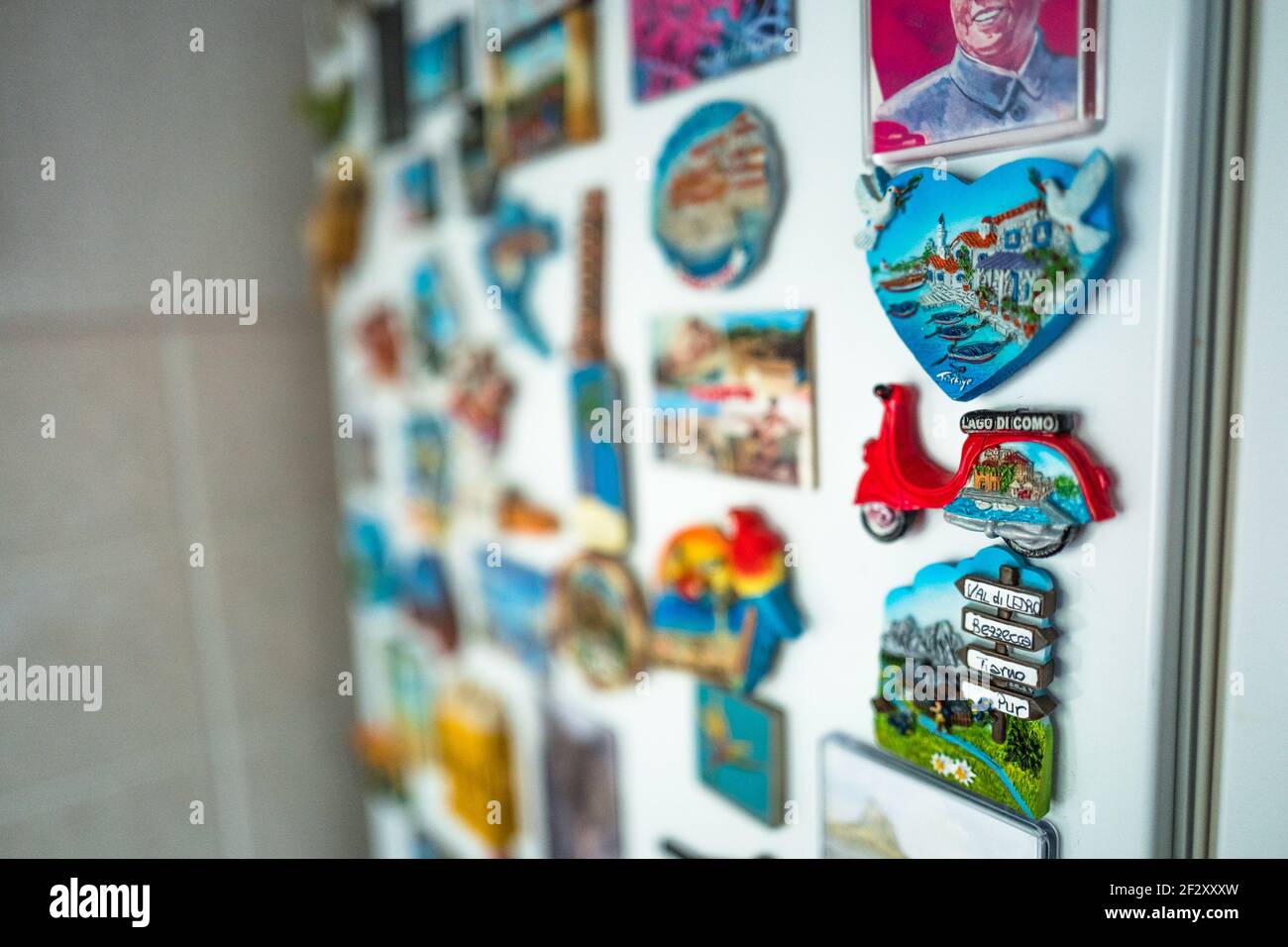 Sortiment an Kühlschrankmagneten an einer Kühlschranktür. Stockfoto