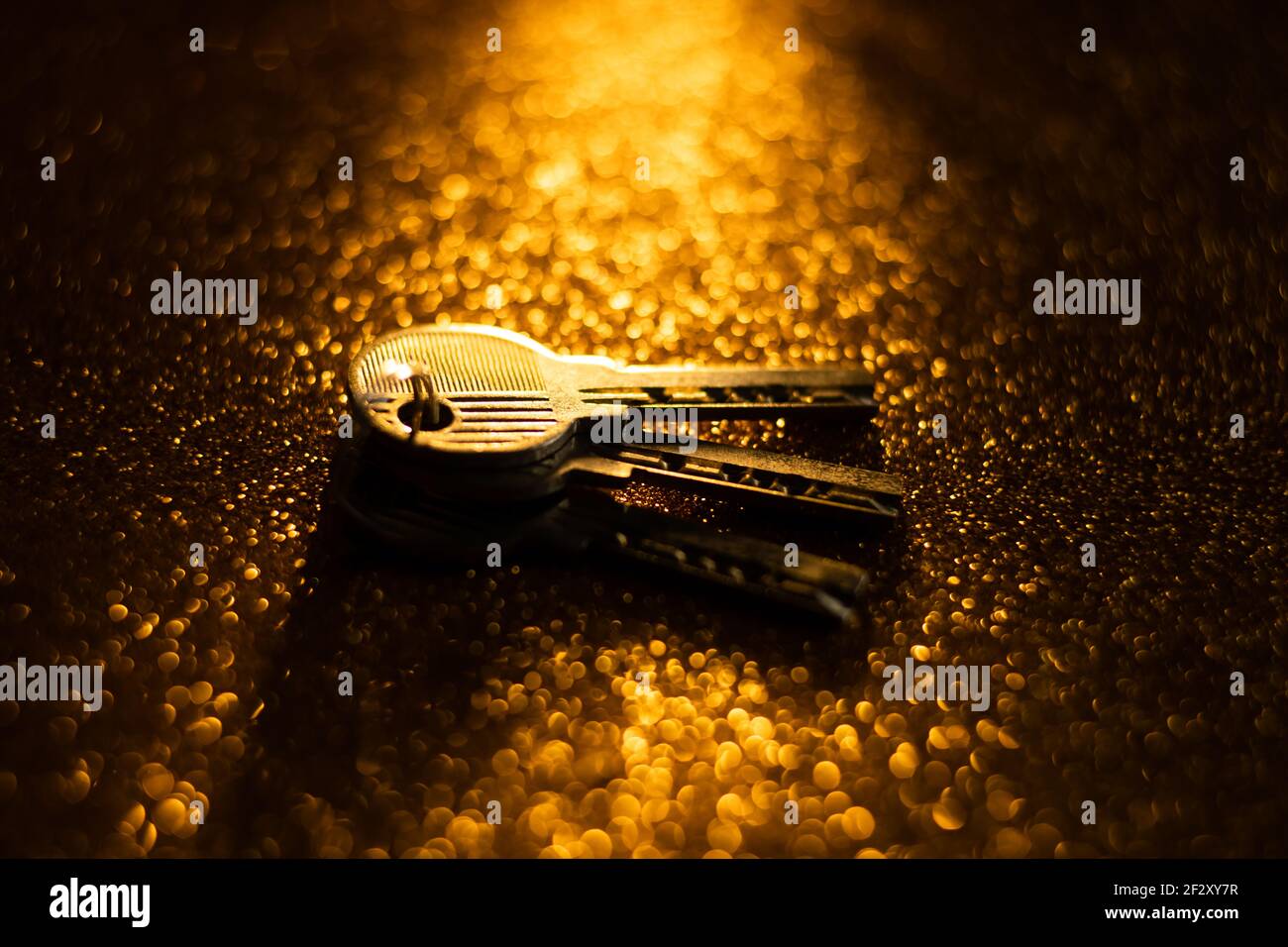 Schlüssel auf goldenem Hintergrund Stockfoto