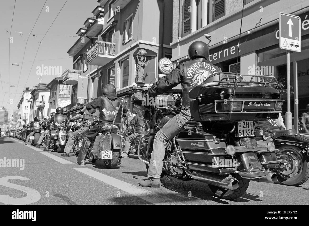 Schweiz: Hells Angels mit Ihrer Harley Davisdson Motorräder fahren durch Longstreet der Stadt Zürich. Stockfoto