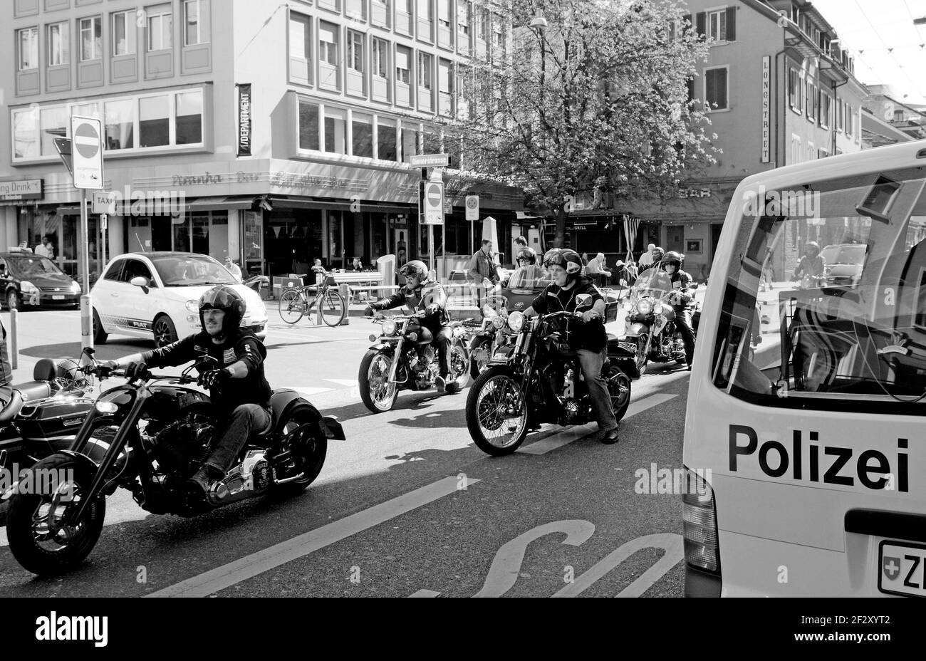 Schweiz: Hells Angels mit Ihrer Harley Davisdson Motorräder fahren durch Longstreet der Stadt Zürich. Stockfoto