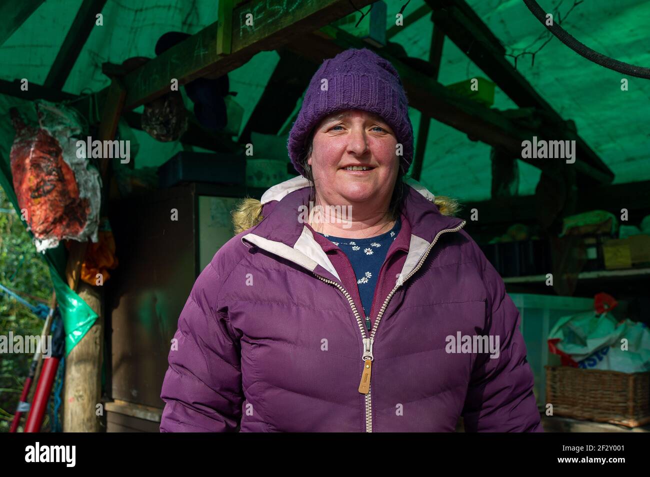 Aylesbury Vale, Buckinghamshire, Großbritannien. März 2021, 12th. Eine lokale Gastgeberin bringt den Protestierenden ein kostenloses Mittagessen. Anti-HS2-Aktivisten setzen ihren Kampf fort, um Jones Hill Wood vor den Kettensägen von HS2 zu retten. Sehr seltene Barbadelle Fledermäuse sind bekannt, um im Wald zu brüten, jedoch, HS2 sind immer bereit, einen großen Teil von Jones Hill Wood für den Bau eines Viadukts als Teil der umstrittenen High Speed Rail-Verbindung von London nach Birmingham zu zerstören. Ein Team von Anti-HS2-Aktivisten lebt in einem Teil der Wälder, um zu versuchen, HS2 und ihre Zerstörung von Lebensräumen für Wildtiere zu stoppen. Quelle: Maureen McLean Stockfoto