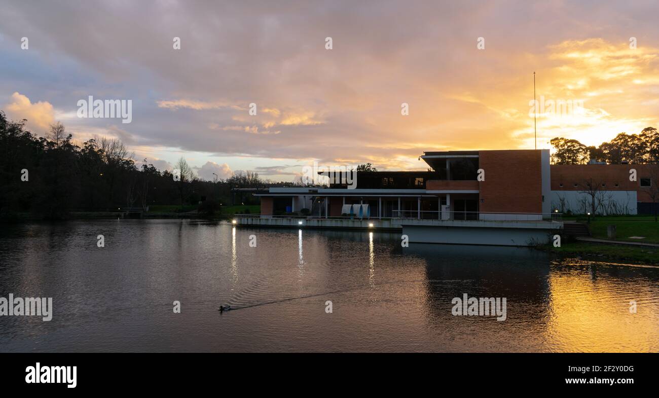 Winter Sonnenuntergang in einem Seepark Stockfoto