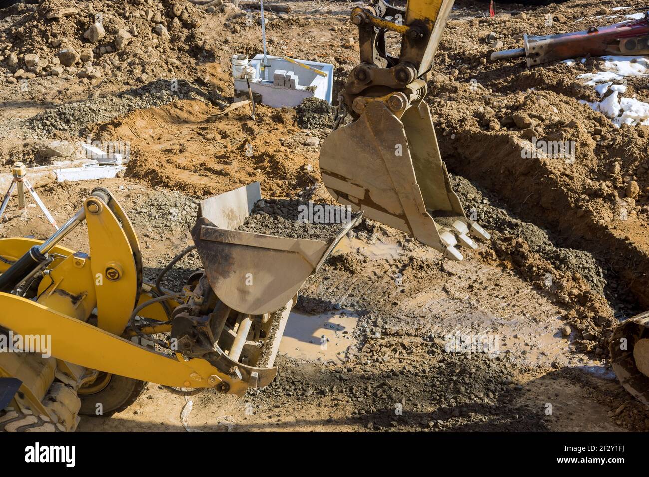 Baustelle ein riesiger Graben, Graben für Entwässerung Kanal Versorgungsleitung Installation Stockfoto