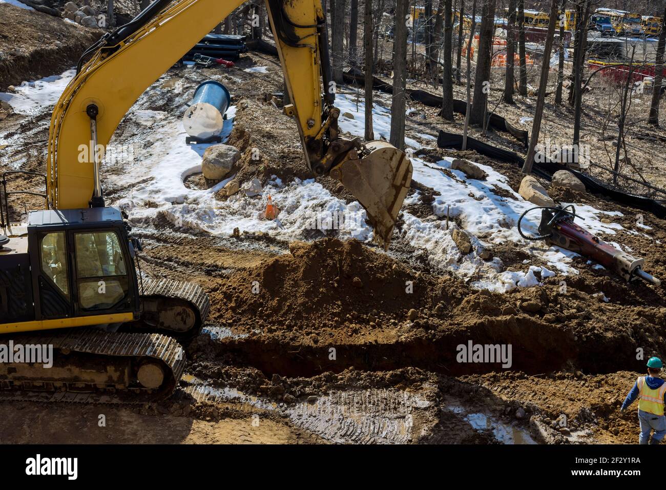 Bagger graben einen riesigen Graben, Graben für Entwässerung Kanal Versorgungsleitung Rohrleitung Installation Stockfoto