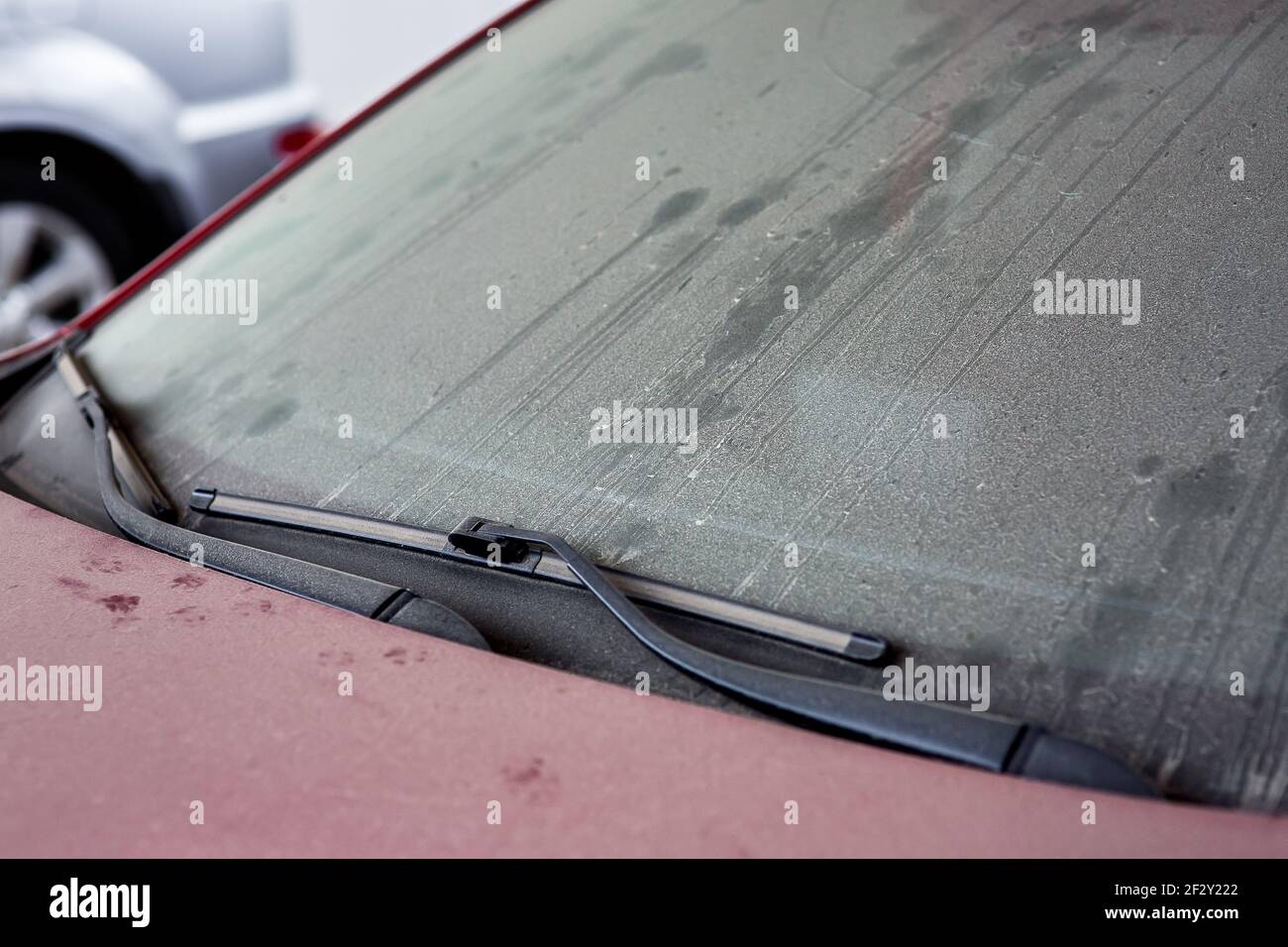 Nach der Abfüllung Frostschutzmittel Flüssigkeit der Scheibenwaschanlage in  schmutzigen Auto von Blau und Rot Frostschutzmittel Behälter Detail  Stockfotografie - Alamy