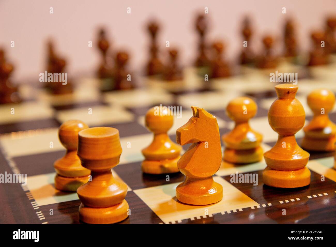 Schwarz-Weiß-Foto mit einem Bild von einem Schachbrett und Schachfiguren. Brettspiel aus Schachfiguren und Set. Stockfoto