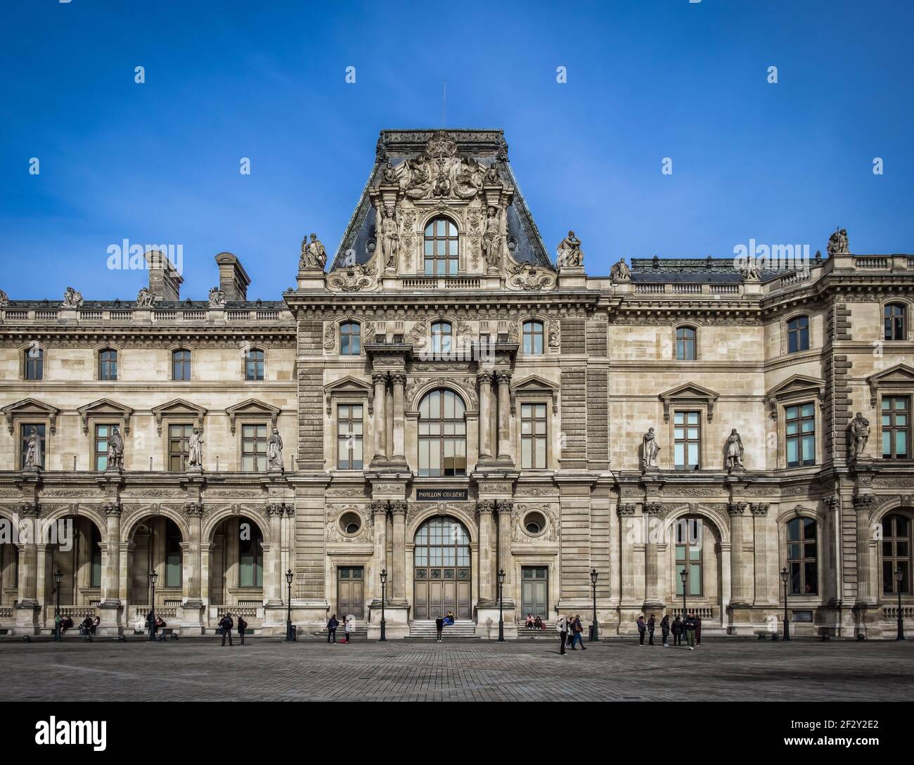 Paris, Frankreich, Feb 2020, Pavillon Colbert Teil des Louvre-Museums im Haupthof Cour Napoleon Stockfoto