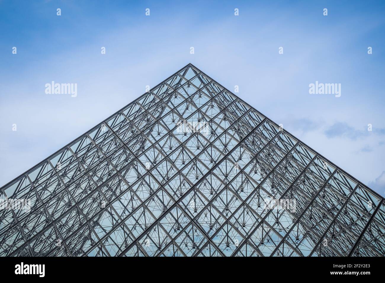 Paris, Frankreich, Februar 2020, Spitze der Pyramide im Louvre Museum im Haupthof, Cour Napoleon Stockfoto
