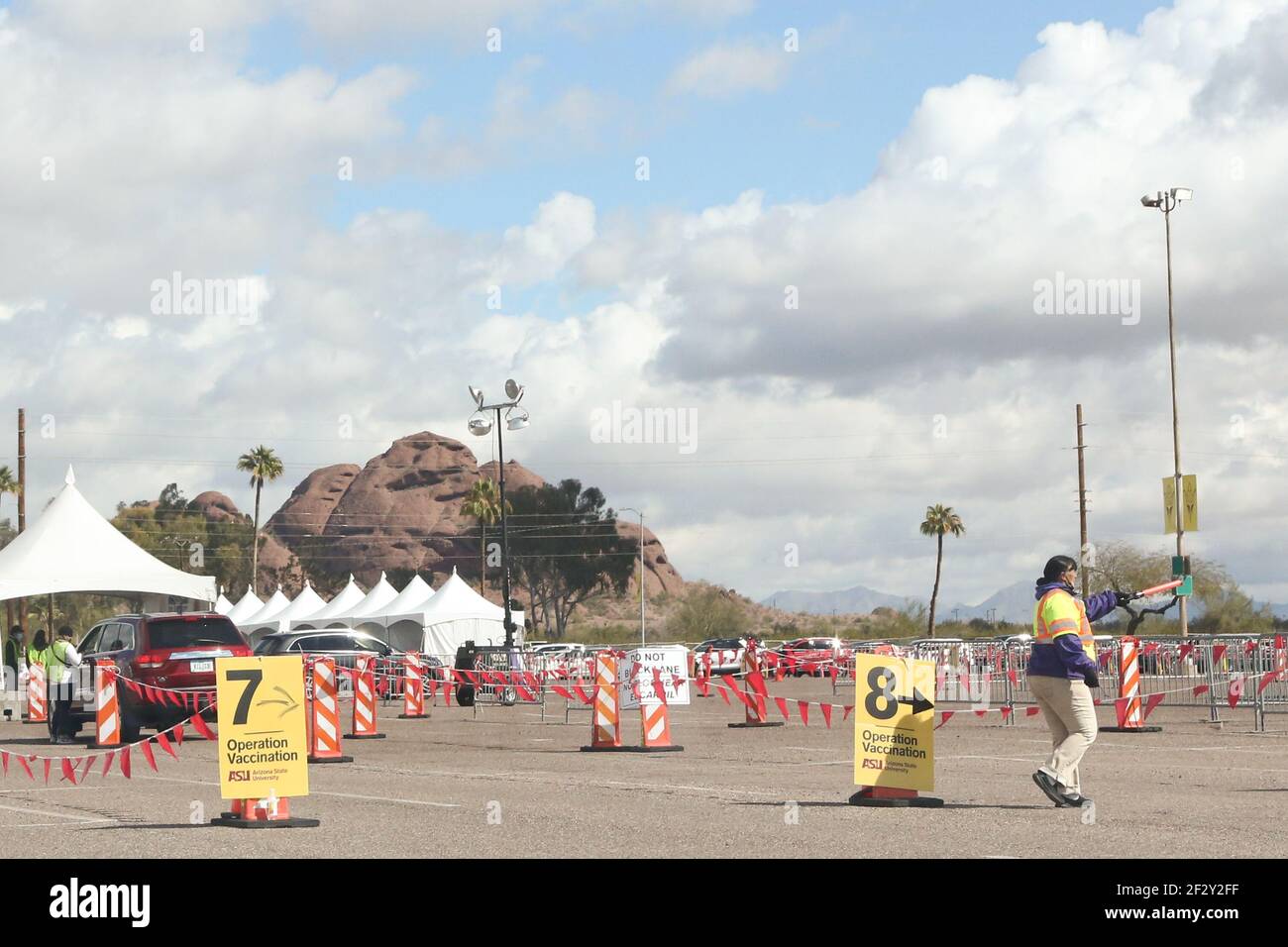 Mesa, Usa. März 2021, 13th. Das Arizona Department of Health Services eröffnete eine Drive-Through-Massenimpfstelle auf dem Parkplatz am Phoenix Municipal Stadion, das hier am 13. März 2021 gezeigt wurde. An diesem Standort wird der Pfizer-Impfstoff an 3.500 Personen pro Tag in 10-minütigen Terminen verabreicht. 21.000 Termine wurden in den ersten 39 Minuten besetzt. Schilder und Freiwillige weisen die Mitarbeiter an, wohin sie als nächstes gehen sollen. Dies ist Arizonas zweite COVID-19 Impfstelle, die eröffnet wurde. (Foto von Alexandra Buxbaum/Sipa USA) Quelle: SIPA USA/Alamy Live News Stockfoto