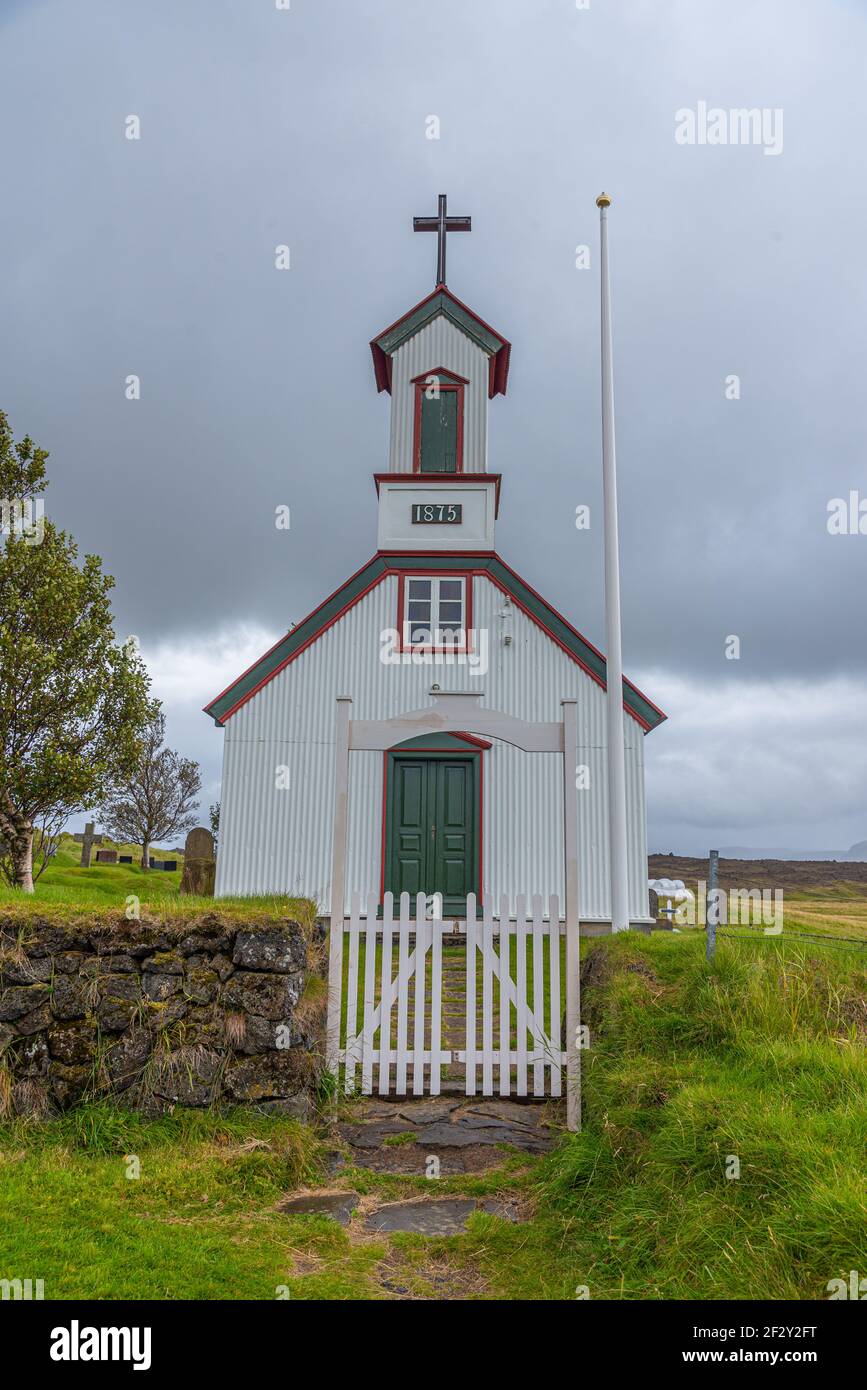 Traditionelle Rasenhäuser und eine weiße Kirche in Keldur at Island Stockfoto