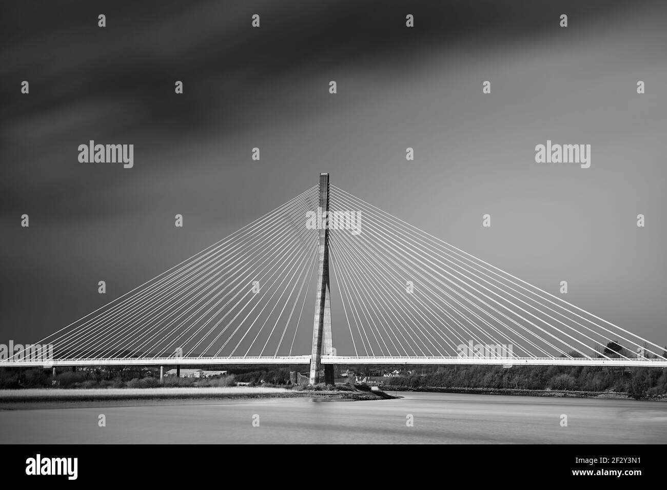 Hängebrücke vom Waterford Highway nach Kilkeny. Irland. Lange Exposition mit bewölktem Tag. Stockfoto