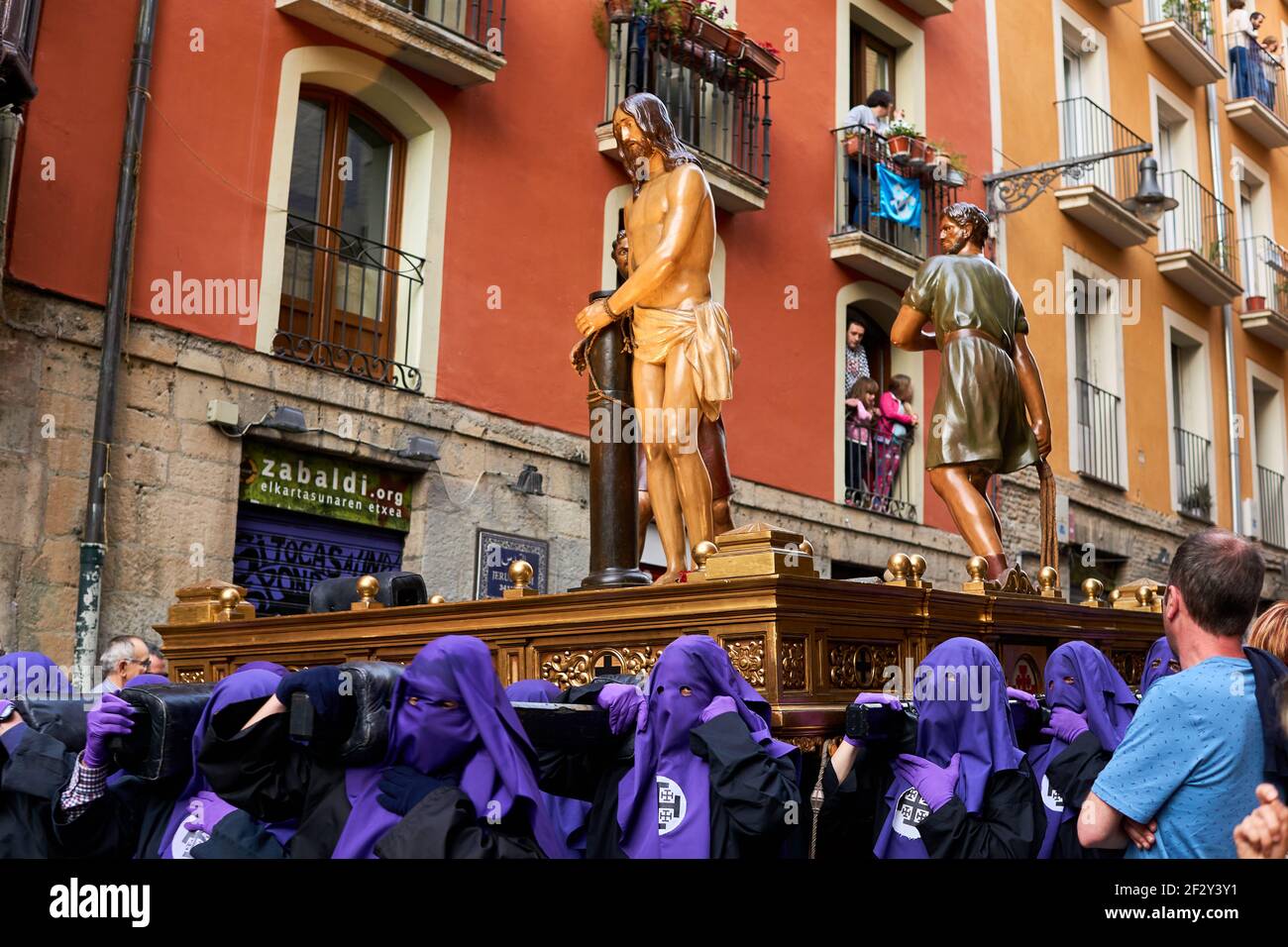 PAMPLONA, NAVARRA SPANIEN 19 2019. APRIL: KARWOCHE PROZESSION DURCH DIE STRASSEN VON PAMPLONA Stockfoto